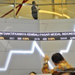 Pialang mengamati pergerakan indeks harga saham gabungan (IHSG) di Gedung Bursa Efek Jakarta, Senin (10/8)