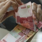 Karyawan Menghitung Uang Rupiah