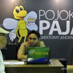 Petugas pajak (kanan) melayani wajib pajak di Pojok Pajak Direktorat Jenderal (Ditjen) Pajak di Jakarta, Kamis (9/8).