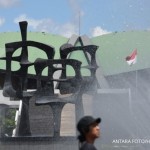 Seorang pria berjalan di Kompleks Parlemen Senayan, Jakarta, Selasa (28/4).