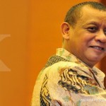 Wakil Menteri Keuangan yang juga Plt Direktur Jenderal Pajak, Mardiasmo (kanan) berjabat tangan dengan Direktur Jenderal Pajak Sigit Priadi Pramudito saat serah terima jabatan di Kemenkeu, Jakarta, Jumat (6/2)