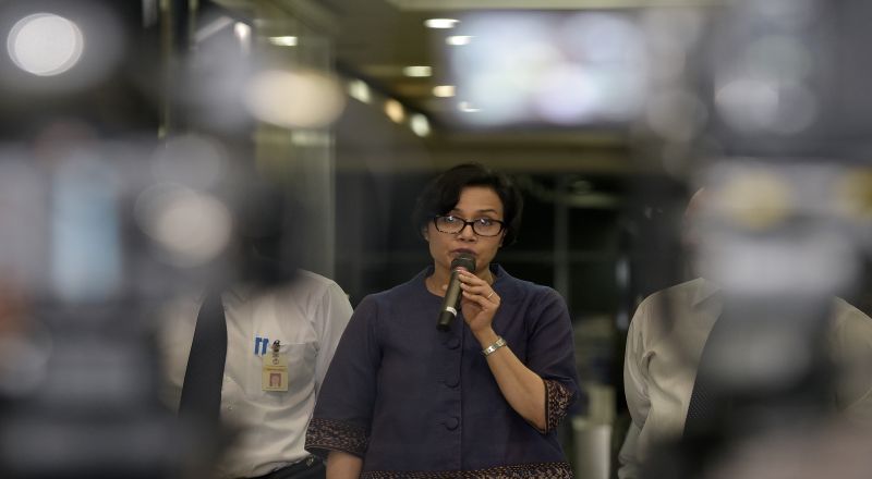 Mantan Menteri Keuangan Sri Mulyani Indrawati memberikan keterangan kepada wartawan usai diperiksa Badan Reserse Kriminal Polri di Gedung Kementerian Keuangan, Jakarta, Senin (8/6) malam.